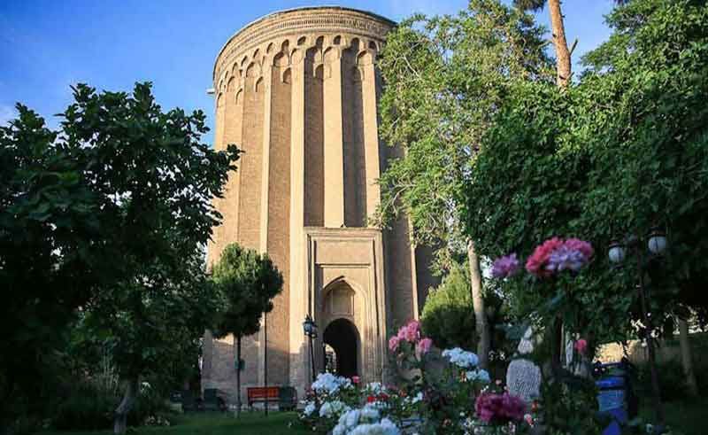 برج طغرل یکی از باشکوه ترین آثار به جای مانده از دوران سلجوقیان است که بازدید از آن می تواند ما را با معماری آن دوران آشنا کند.